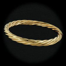 014CO4 - 18kt yellow gold fluted bangle bracelet by Italian Designer.