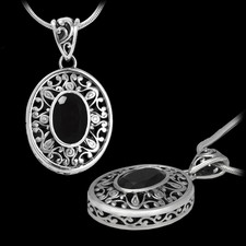 Metalsmiths Sterling Onyx center necklace