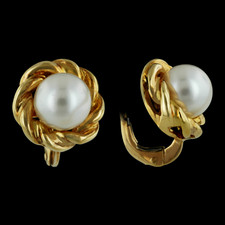 This is a gorgeous pair of 18kt yellow gold earrings by Damiani. The center pearl measures 8mm around. These earrings are just absolutely stunning!
