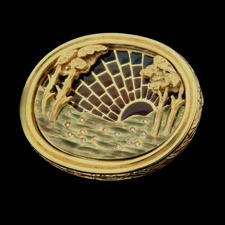 This beautiful Sunrise brooch from Nouveau Collection is done in 18kt yellow gold with 15 diamonds weighing .075ctw. This piece is another fine example of 