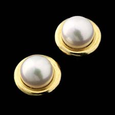 18kt yellow gold and 8mm white pearl earrings