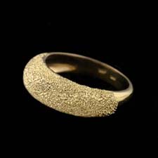 Single 18kt yellow gold sparkle band