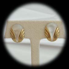 A nice deco designed mother of pearl and 14kr pierced clip earrings.  The pieces measure 18mm x 12mm.  