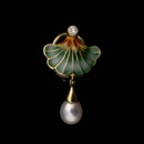 This enamelled Lilly pad pendant is flanked by a diamond and a pearl.